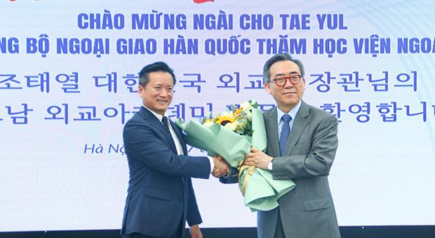 Buổi giao lưu gặp mặt với Bộ trưởng Bộ Ngoại giao Hàn Quốc