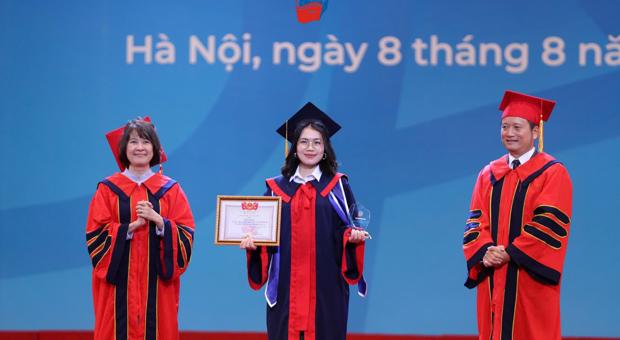 Tá Mai Linh: Thủ khoa Học viện Ngoại giao với sở thích học Tiếng Anh qua nhạc của ca sĩ Taylor Swift. 