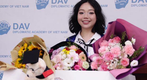 Nguyễn Thị Ngọc Minh: Thủ khoa Học viện Ngoại giao với GPA 3.96 và loạt giải thưởng học thuật