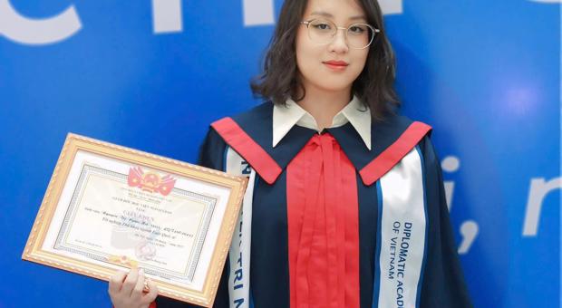 Nguyễn Trí Ngân Hà: Thủ khoa Học viện Ngoại giao với GPA 3.89 và IELTS 8.0 