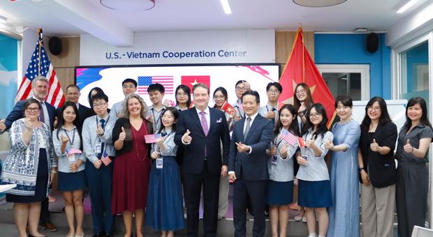 Đại sứ Mỹ tại Việt Nam Marc E. Knapper thăm và giao lưu với sinh viên, giảng viên, cán bộ Học viện Ngoại giao