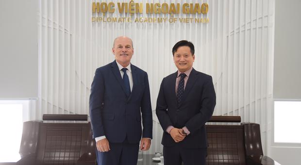 Giám đốc Nguyễn Hùng Sơn tiếp Đại sứ Canada tại Việt Nam