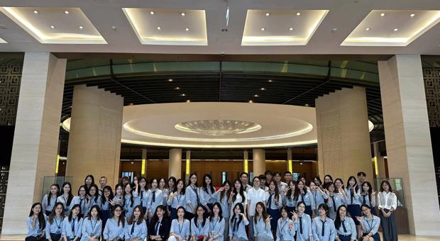 Sinh viên Khóa 50 Ngôn ngữ Anh tham quan Nhà Quốc hội