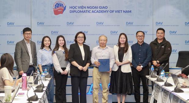 Academic Seminar Explores Methods of Information Handling in International Journalism