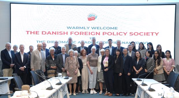 Phó Giám Đốc Học Viện Ngoại Giao Tiếp Hội Chính Sách Đối Ngoại Đan Mạch