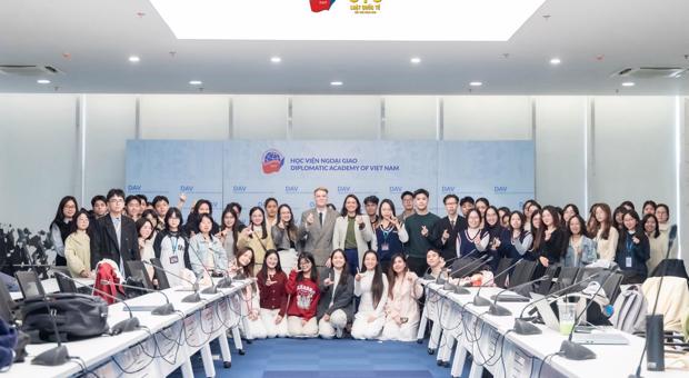 Faculty of International Law Hosts Seminar on International Dispute Resolution