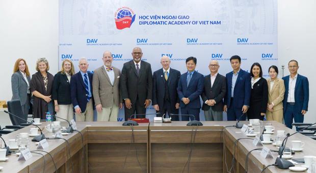 Tiến sỹ Nguyễn Hùng Sơn, Giám Đốc HVNG, tiếp đoàn Hội đồng Chính sách đối ngoại Hoa Kỳ (AFPC)