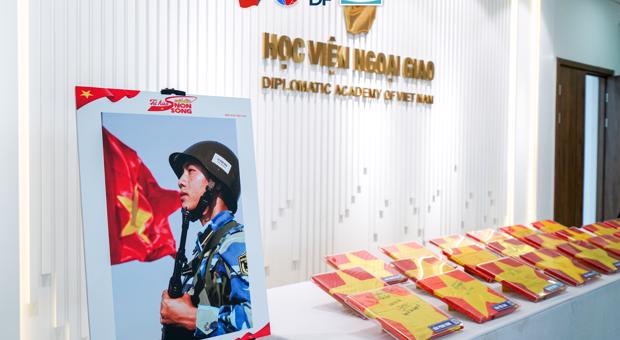 Painting exhibition "50 years of national reunification - The country is united as one"