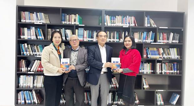 Book donation ceremony for “Chuyện ‘đi sứ’ thời hội nhập” on the occasion of Vietnamese Teachers’ Day, November 20