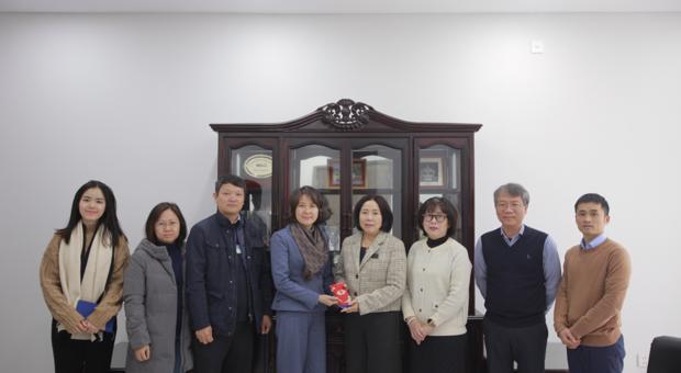 Ms. Do Thi Nhung’s family contributed 50 million VND to Nguyen Co Thach Scholarship Fund
