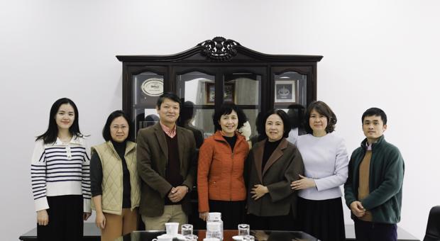 Ms. Vu Dieu Hoa contributed 30 million VND to the Nguyen Co Thach Scholarship Fund.