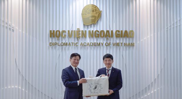 Học viện Ngoại giao tiếp đón Thống đốc Yamamoto và Đoàn đại biểu tỉnh GUnma, Nhật Bản