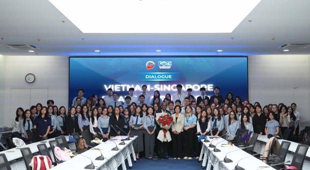 WELCOMING SINGAPOREAN AMBASSADOR TO VIETNAM TO A DIALOGUE WITH STUDENTS OF THE FACULTY OF INTERNATIONAL ECONOMICS
