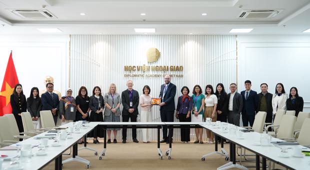 Phó Giám đốc Nguyễn Thị Thìn tiếp và làm việc với đoàn Đại học East Anglia, Vương Quốc Anh