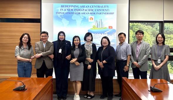 TS. Nguyễn Phú Tân Hương, giảng viên Khoa Chính trị quốc tế và Ngoại giao tham gia Hội thảo Nghiên cứu “ASEAN Visiting Fellows Research Seminar 2025” tại Hàn Quốc