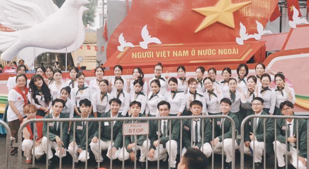 Sinh viên Khoa Chính trị quốc tế và Ngoại giao tham gia Lễ kỷ niệm 80 năm Cách mạng tháng Tám và Quốc khánh 2/9