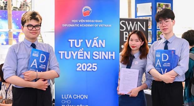 The Diplomatic Academy of Vietnam participates in the 2025 admissions consultation at Nguyen Tat Thanh High School