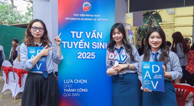 Diplomatic Academy Of Vietnam participates in admission counseling at Viet Duc High School