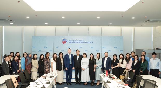 Tọa đàm “Kinh nghiệm quốc tế về xây dựng Chiến lược phát triển nguồn quốc gia và khuyến nghị cho Việt Nam trong kỷ nguyên mới”