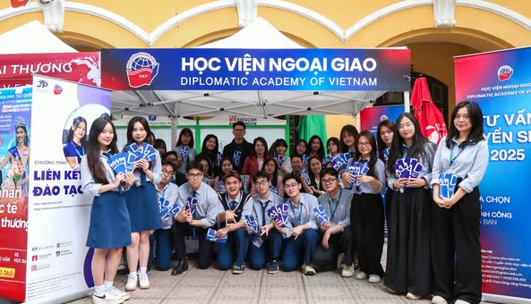 DAV Participates in the Admissions Consulting Program at Phan Dinh Phung High School
