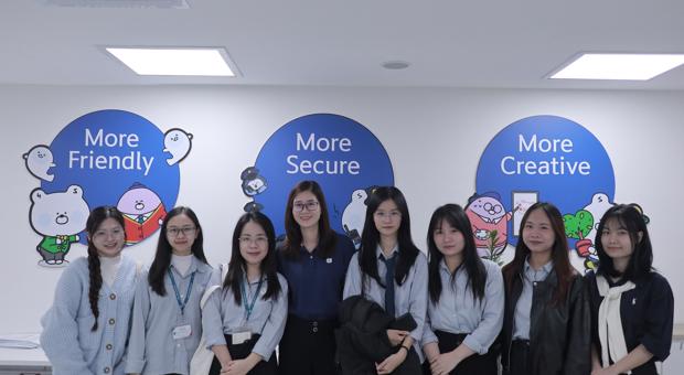 Sinh viên Ngoại giao tham gia chương trình Bank Tour tại Shinhan bank