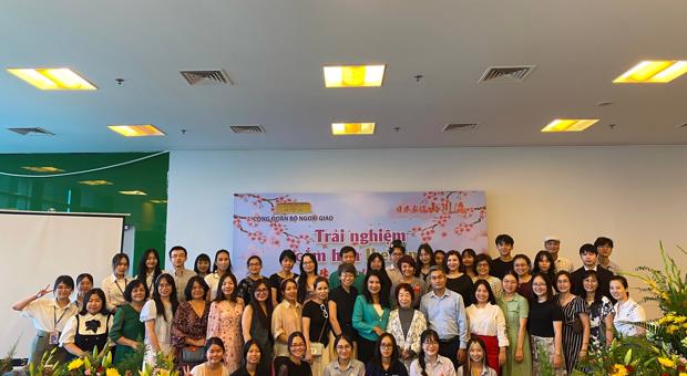 Students majoring in Japanese Studies participated in the IKEBANA Flower Arrangement experience