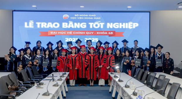 [Recap] English Faculty students of Cohort 48 attend the second graduation ceremony 