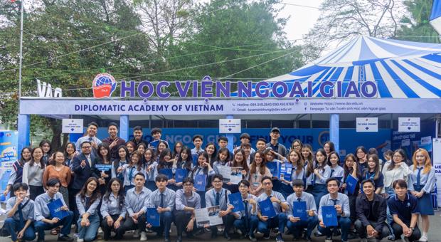 Diplomatic Academy of Vietnam participates in Admissions Counseling at Hanoi University of Science and Technology
