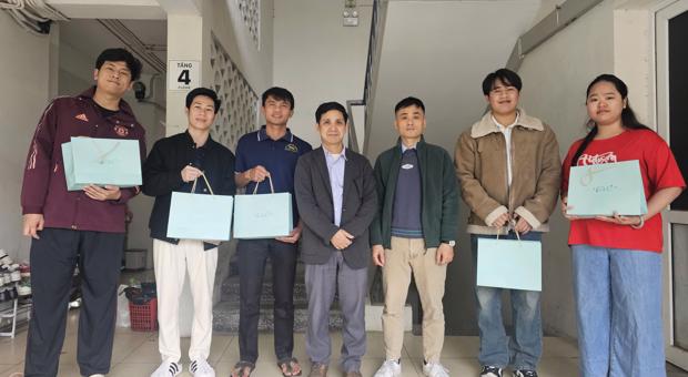 Học viện Ngoại giao tặng quà Lưu học sinh Lào lưu trú tại Ký túc xá dịp tết Âm lịch 2026