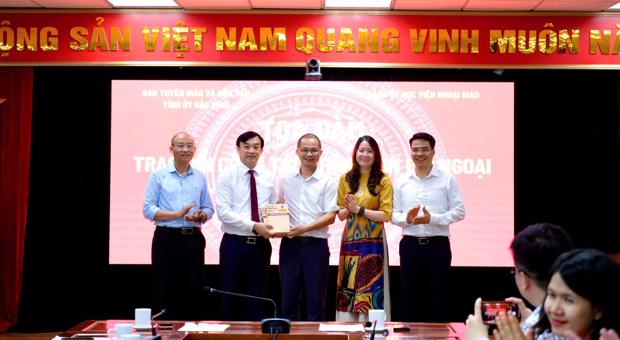 Chi bộ Các khoa chuyên ngành, Đảng ủy Học viện Ngoại giao tham quan, học tập tại Bắc Ninh