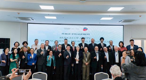 Phiên Giao lưu Công chúng với chủ đề “Những nhịp cầu hữu nghị: Củng cố ngoại giao khu vực trong một thế giới phân mảnh”.