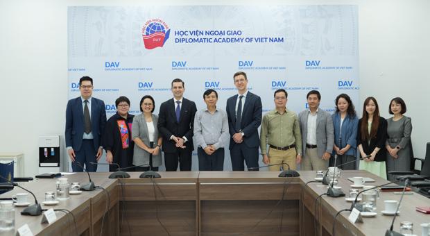 Học viện Ngoại giao tiếp Nghị sĩ Quốc hội Liên bang Đức Nicolas Zippelius