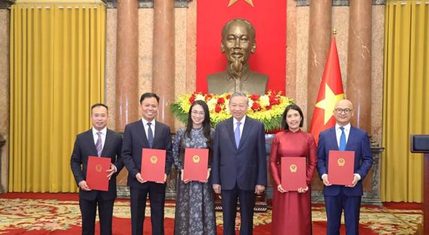 Tổng Bí thư, Chủ tịch nước Tô Lâm trao Quyết định bổ nhiệm 5 Đại sứ Việt Nam ở nước ngoài