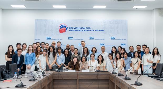 Lãnh đạo và giảng viên Khoa CTQT&NG tham dự buổi giao lưu khoa học giữa Học viện Ngoại giao và trường Đại học Johns Hopkins