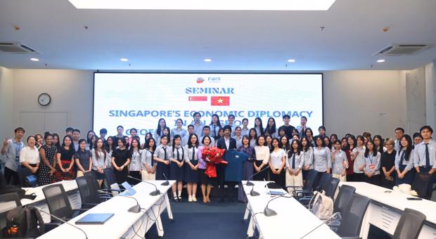 Talk on Economic Diplomacy with Singapore's Ambassador to Vietnam Rajpal Singh