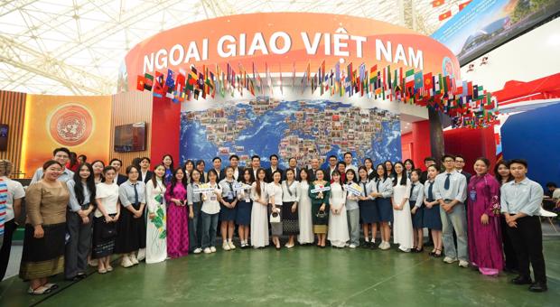 Học viện Ngoại giao vinh dự nhận hai Bằng khen của Thủ tướng Chính phủ vì những đóng góp tiêu biểu vào hai Đại lễ của dân tộc năm 2025