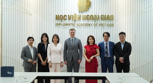 Phó Giám đốc Nguyễn Thị Thìn tiếp Đoàn Đại học Tổng hợp Liên bang Viễn Đông (FEFU), Liên bang Nga