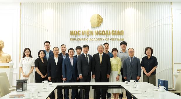 Giám đốc Nguyễn Hùng Sơn tiếp Tổng Thư ký Quỹ Lịch sử Đông Bắc Á Chung Yong Sang