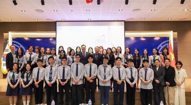 Sinh viên Ngôn ngữ Anh học được gì từ “Hành trình phát triển bản thân cùng Đại sứ”