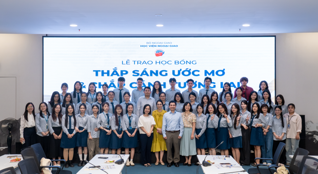 Lễ trao Học bổng Thắp sáng ước mơ và Học bổng Chắp cánh tương lai năm học 2025 - 2026