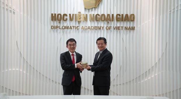 Giám đốc Học viện Ngoại giao tiếp Chủ tịch Viện Nghiên cứu Kinh tế Đông Á và ASEAN (ERIA)