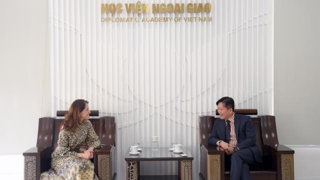DAV’s Acting President Welcomes the Ambassador of Colombia to Viet Nam