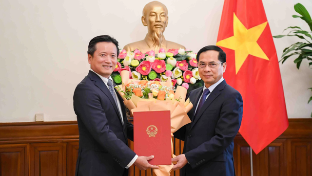 Phó Thủ tướng, Bộ trưởng Ngoại giao trao quyết định bổ nhiệm Giám đốc Học viện Ngoại giao