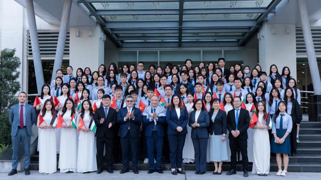 Bộ trưởng Bộ Ngoại giao và Kiều dân Palestine thăm và giao lưu với sinh viên Học viện Ngoại giao