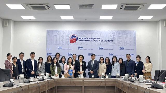 Viện trưởng Viện Hợp tác quốc tế Vành đai Con đường làm việc tại Học viện Ngoại giao