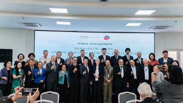 Phiên Giao lưu Công chúng với chủ đề “Những nhịp cầu hữu nghị: Củng cố ngoại giao khu vực trong một thế giới phân mảnh”.