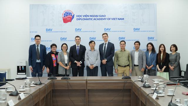 Học viện Ngoại giao tiếp Nghị sĩ Quốc hội Liên bang Đức Nicolas Zippelius