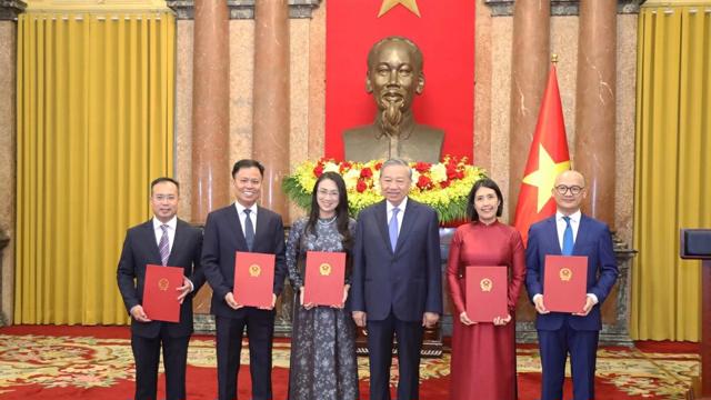 Tổng Bí thư, Chủ tịch nước Tô Lâm trao Quyết định bổ nhiệm 5 Đại sứ Việt Nam ở nước ngoài