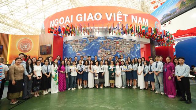Học viện Ngoại giao vinh dự nhận hai Bằng khen của Thủ tướng Chính phủ vì những đóng góp tiêu biểu vào hai Đại lễ của dân tộc năm 2025