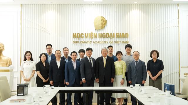 Giám đốc Nguyễn Hùng Sơn tiếp Tổng Thư ký Quỹ Lịch sử Đông Bắc Á Chung Yong Sang
